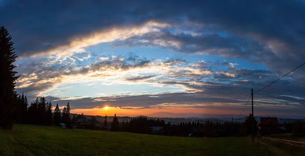 Puesta de sol sobre el monte Gubalowka, Zakopane, Polonia —  Fotos de Stock