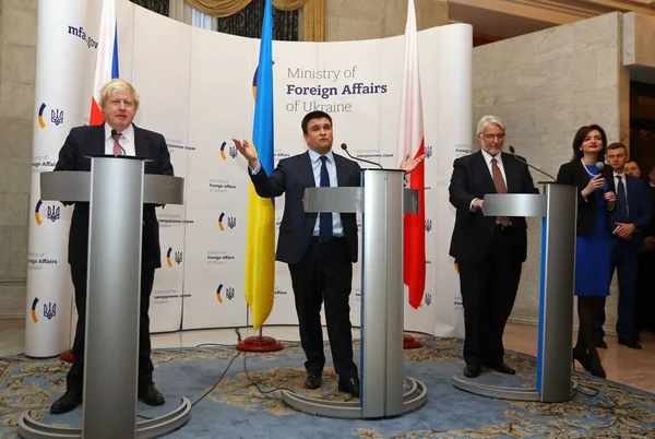 P.Klimkin, B.Johnson та W.Waszczykowski прес-конференції в Києві — стокове фото