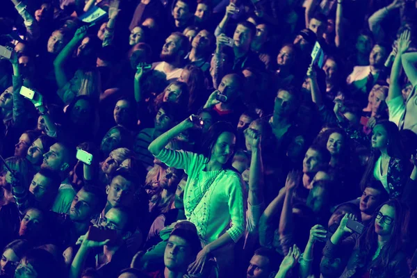 As pessoas gostam de concertos de rock num estádio — Fotografia de Stock