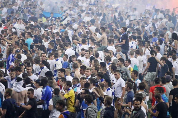 Football supporters run out into the pitch — Stock Photo, Image