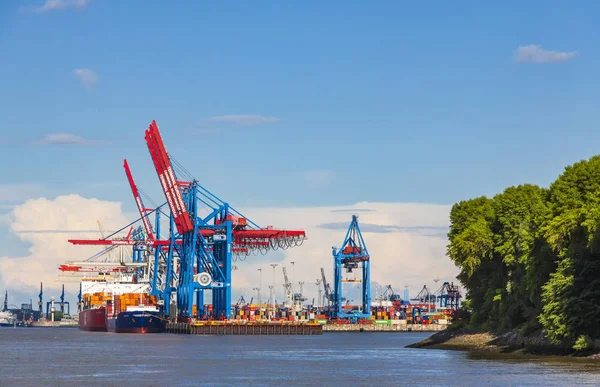 Port w Hamburgu, nad brzegiem rzeki Łaby, Niemcy — Zdjęcie stockowe