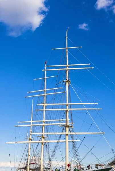 Touwen en masten op een schip — Stockfoto