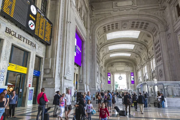 밀라노 중앙 기차역 (밀라노 센트랄), 이탈리아 — 스톡 사진