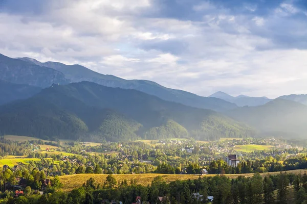 Görünüm Zakopane şehir, Batı Tatras, Polonya — Stok fotoğraf