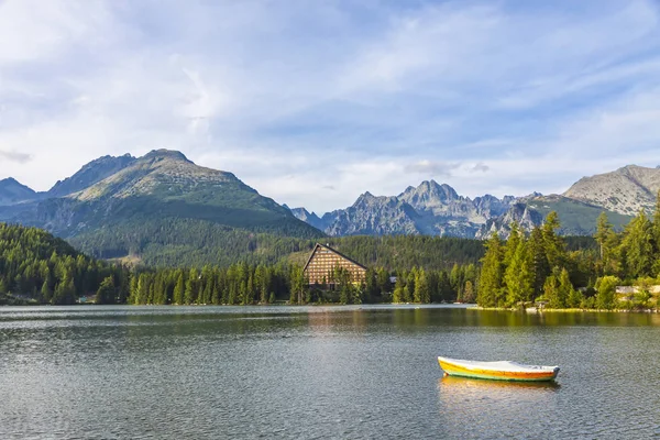 Βουνό, λίμνη strbske pleso, κάπνισμα, Σλοβακία — Φωτογραφία Αρχείου