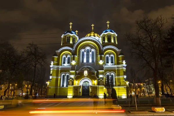 De kathedraal van St Volodymyr van 's nachts. Kiev, Oekraïne — Stockfoto