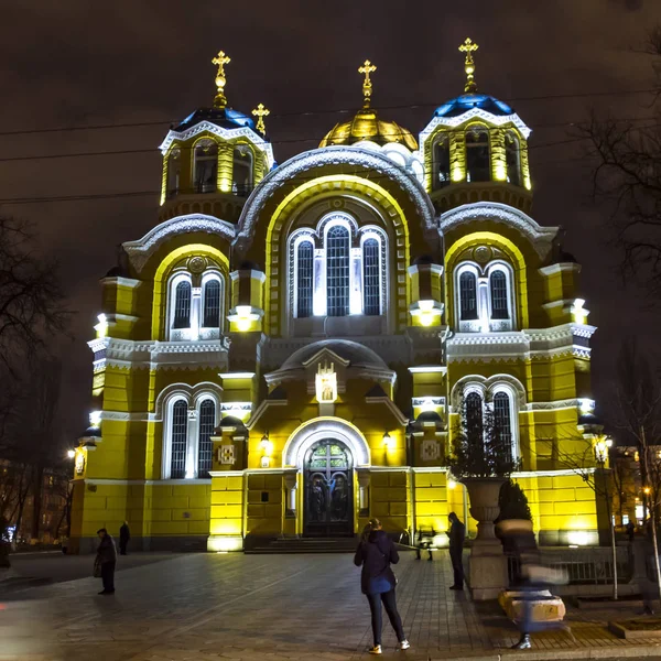 De kathedraal van St Volodymyr van 's nachts. Kiev, Oekraïne — Stockfoto