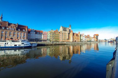 Motlawa nehir ve renkli evleri şehirde Gdansk, Polonya