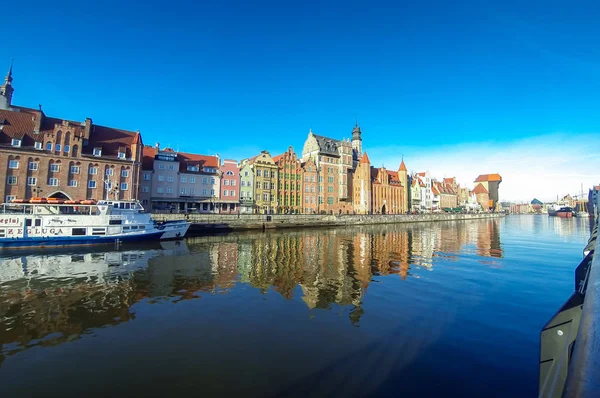 Rio Motlawa e casas coloridas na cidade de Gdansk, Polônia — Fotografia de Stock
