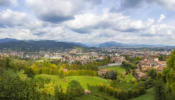 Vista panoramica sulla città di Bergamo, Lombardia, Italia — Foto Stock