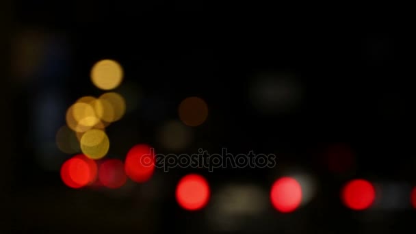 Defocused traffic lights of the night city road — Stock Video