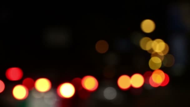 Defocused traffic lights of the night city road — Stock Video