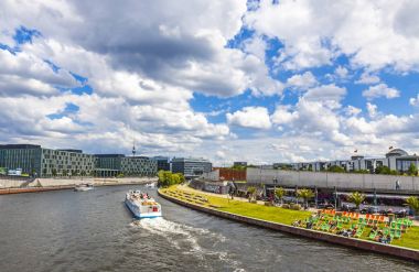 Gezi tekneleri üzerinde nehir Spree, Berlin, Almanya