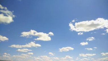 Yol boyunca overcast bulutlar ile mükemmel mavi gökyüzü