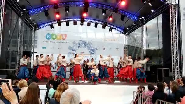 Ukrainska nationella Folk Dance Ensemble uppkallad efter P. Virsky utför på scenen i Kiev, Ukraina — Stockvideo