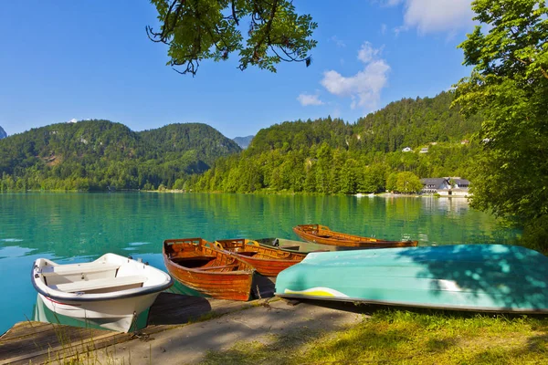 Landschap met boten aan de pier van Lake Bled, Slovenië — Stockfoto