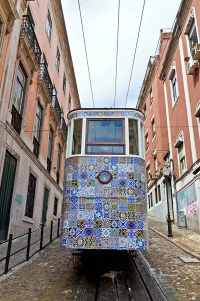 The Gloria Funicular (Ascensor da Gloria) em Lisboa, Portugal — Fotografia de Stock