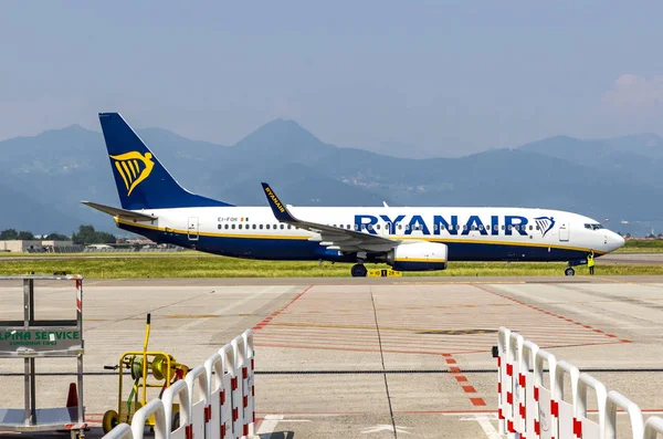 Boeing 737-8as (Ryanair) på landningsbanan i Bergamo flygplats — Stockfoto