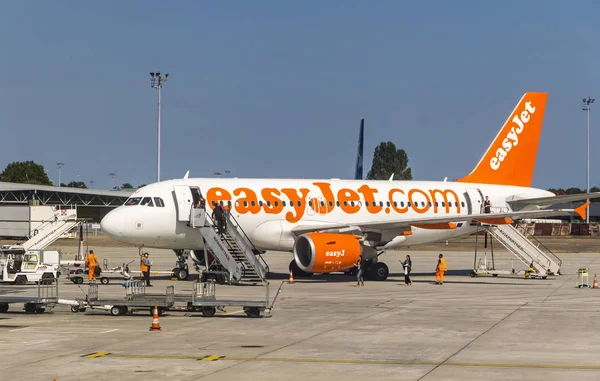 Airbus A319-111 (EasyJet) på flygplatsen Bordeaux-Merignac — Stockfoto