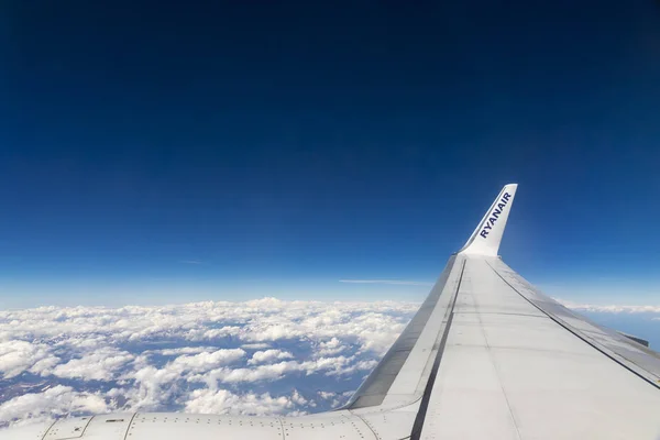 Avrupa Alpleri üzerinde Boeing 737-8as (Ryanair) uçuşlar — Stok fotoğraf