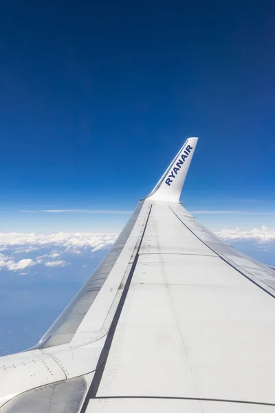 Boeing 737-8AS (RyanAir) flights over European Alps — Stock Photo, Image