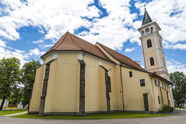 Kostel Narození Panny Marie v Michalovce, Slovensko — Stock fotografie