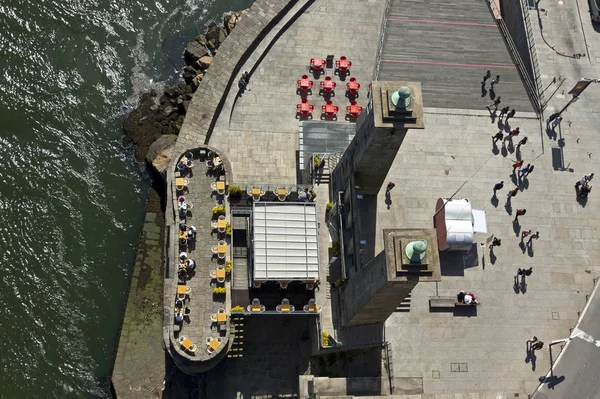 Caffè panoramico sulla riva del fiume Douro, Oporto, Portogallo — Foto Stock