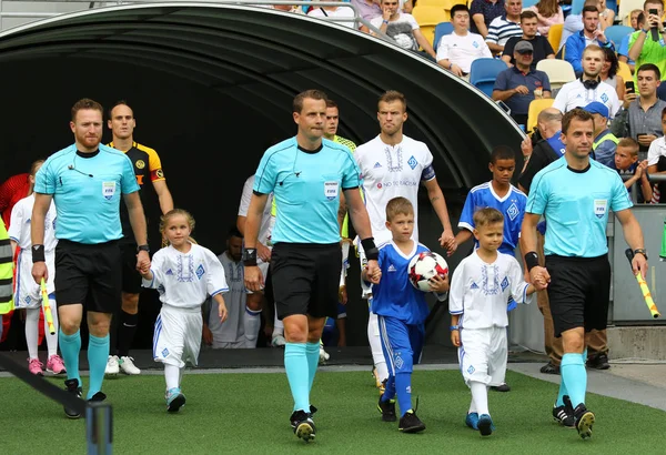 Ligue des champions de l'UEFA : FC Dynamo Kiev v Jeunes garçons — Photo