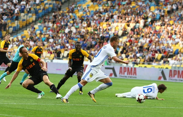 Ligue des champions de l'UEFA : FC Dynamo Kiev v Jeunes garçons — Photo