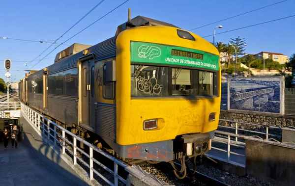 Tren suburbano en la estación de tren de Oeiras, Lisboa, Portugal — Foto de Stock