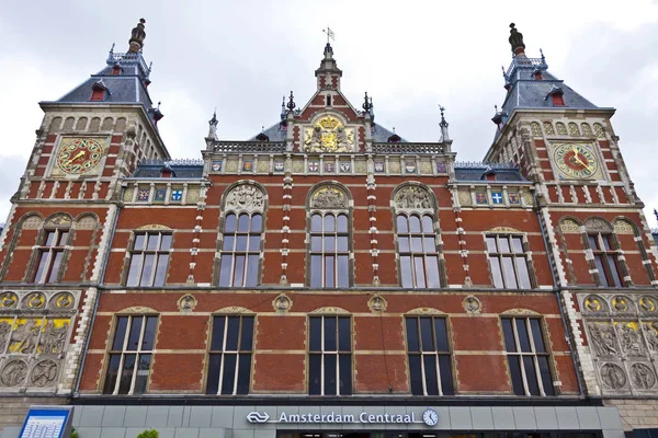 Amsterdam Centraal railway station in Amsterdam, Netherlands — Stok fotoğraf