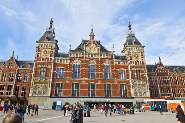 Amsterdam Centraal railway station in Amsterdam, Netherlands — ストック写真