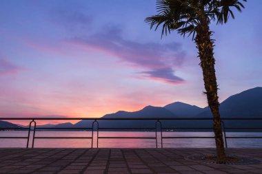 Güzel gün batımı Iseo Gölü, Lombardiya, İtalya
