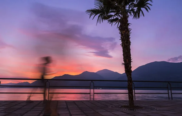 Vacker solnedgång vid Iseo-sjön, Lombardiet, Italien — Stockfoto
