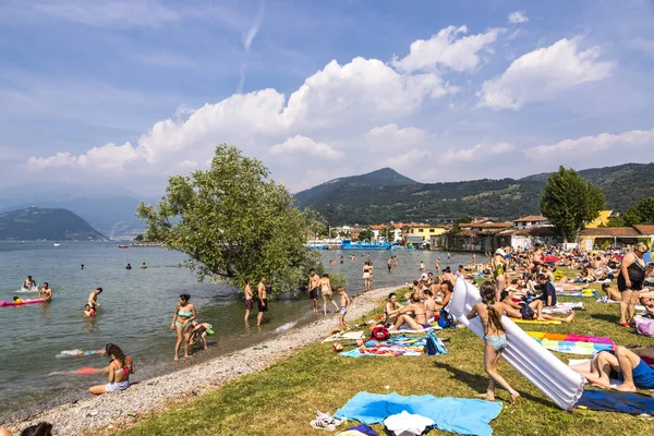 Kalabalık plaj Iseo Gölü, Lombardiya, İtalya — Stok fotoğraf