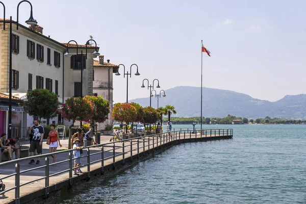 Iseo şehir, Iseo Gölü, İtalya sokakta mesire — Stok fotoğraf