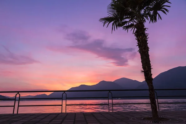 Vacker solnedgång vid Iseo-sjön, Lombardiet, Italien — Stockfoto