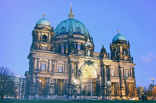 Catedral de Berlim (Berliner Dom) à noite — Fotografia de Stock