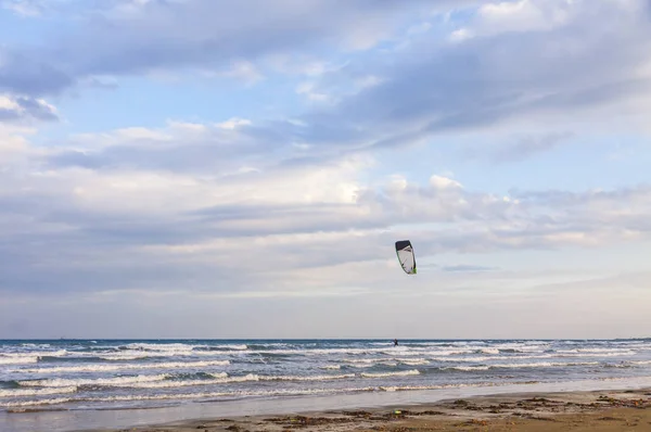 Kitesurfing na beach, Limassol, Kypr — Stock fotografie