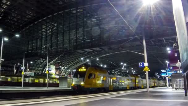 Berlin hbf - zentralbahnhof in berlin, deutschland — Stockvideo