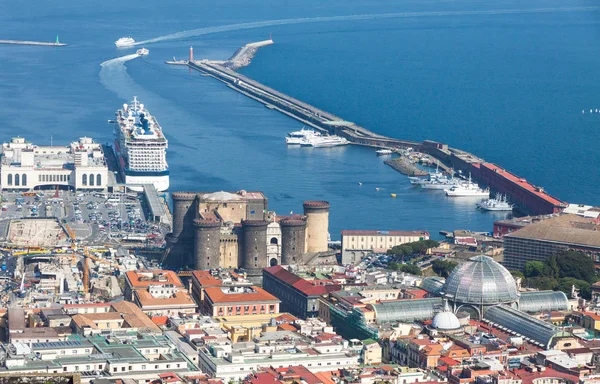 Port, castel nuovo und galleria umberto i in neapel, italien — Stockfoto