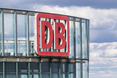 DB Logo üstünde Bahntower, Berlin, Almanya