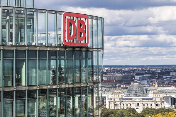 Db-Logo auf der Spitze des bahntower in berlin — Stockfoto