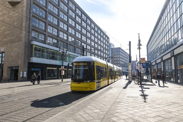 Современный желтый трамвай на Александерплац в Берлине, Германия — стоковое фото