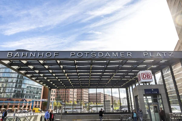 在柏林波茨坦广场火车站入口 — 图库照片