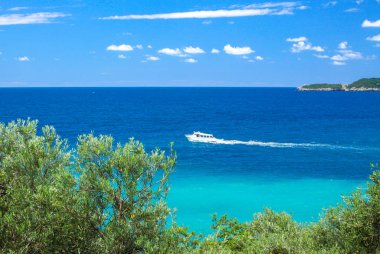 Beyaz modern yat Adriyatik Denizi'nde, Budva Riviera, Karadağ