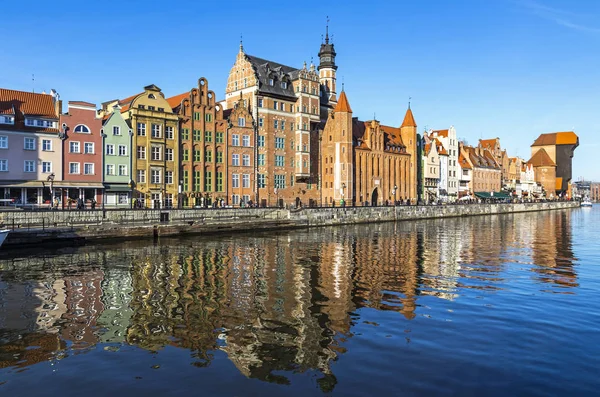 Kleurrijke historische panden in de binnenstad van Gdansk, Polen — Stockfoto