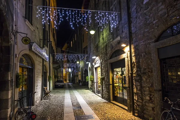 Vista nocturna de la calle Via Vitani en el casco antiguo de Como, Italia — Foto de Stock