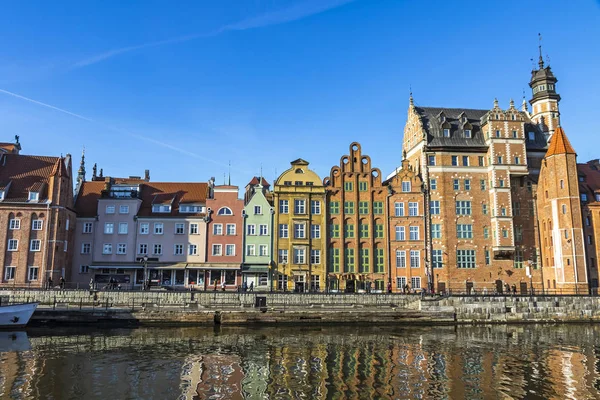 Kleurrijke historische panden in de binnenstad van Gdansk, Polen — Stockfoto