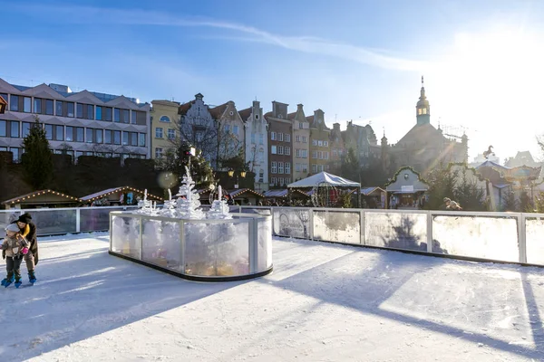 Pista de patinaje sobre hielo en la tradicional feria de Navidad en Gdansk, Polonia —  Fotos de Stock